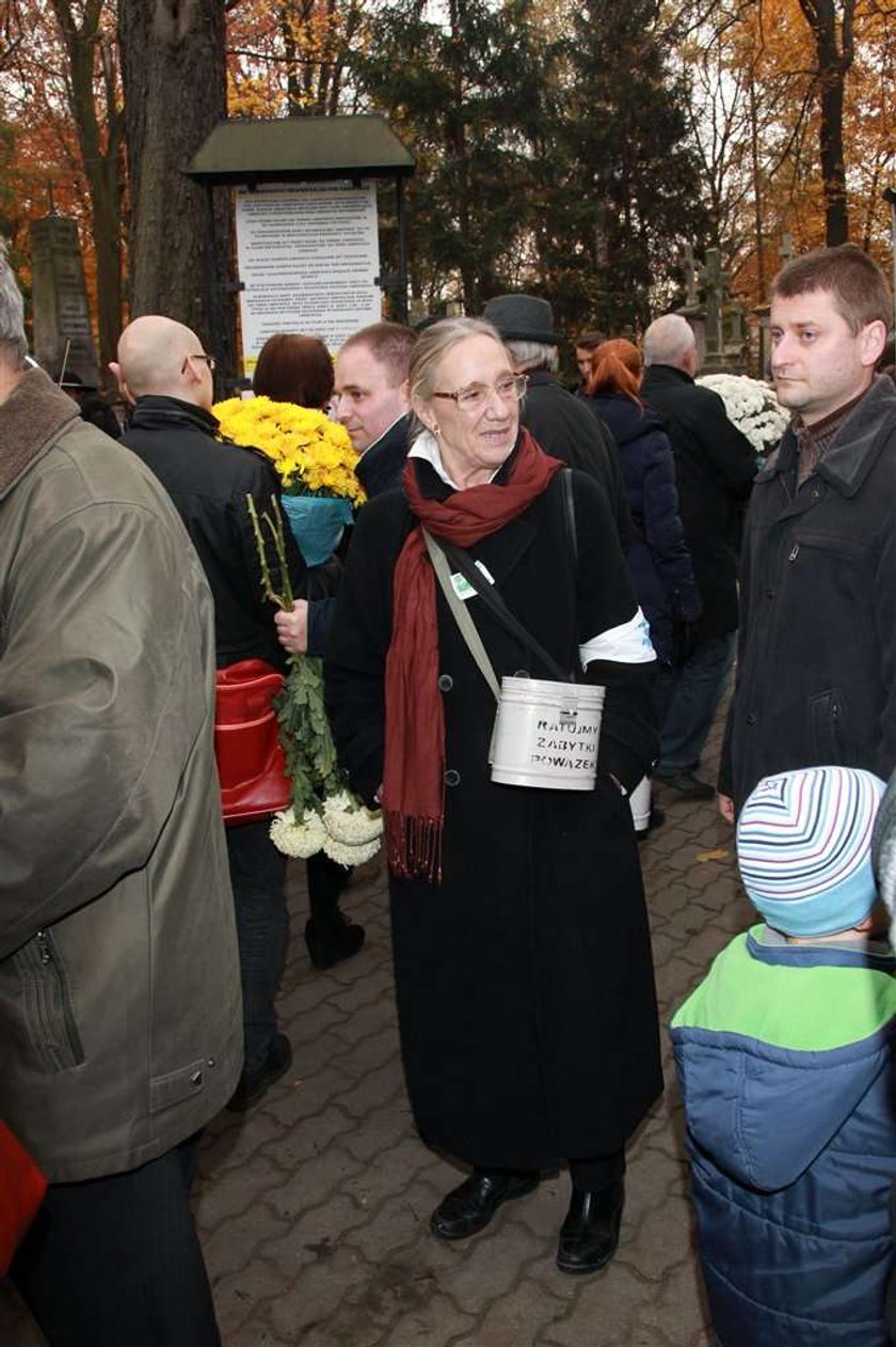 Znani kwestowali na Powązkach. FILM/FOTO