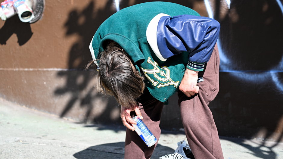 Bezdomny mężczyzna w nienaturalnej pozie po zażyciu fentanylu, San Francisco, luty 2024 r.