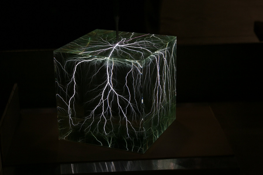 Bert Hickman tworzy wzory prądem w akrylu