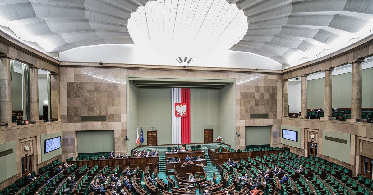 Konfederacja wskakuje na podium. Duże niespodzianki w najnowszym sondażu partyjnym. Co z PiS i KO - tracą poparcie?