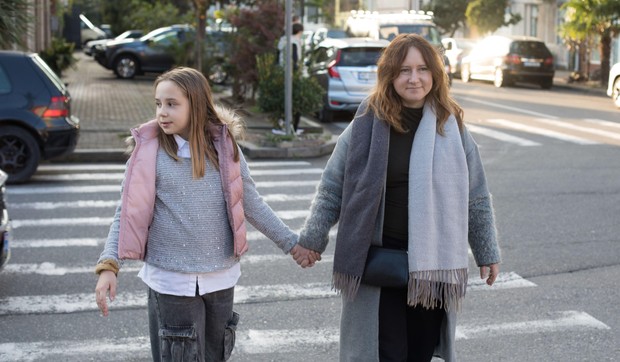 Majka i ćerka na pešačkom prelazu