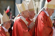 Procesja ku czci św. Stanisława z Wawelu na Skałkę. Na zdjęciu: nuncjusz apostolski Salvatore Pennacchio, metropolita krakowski abp Marek Jędraszewski, kard. Stanisław Dziwisz, kard. Kazimierz Nycz, Kraków, maj 2022 r.