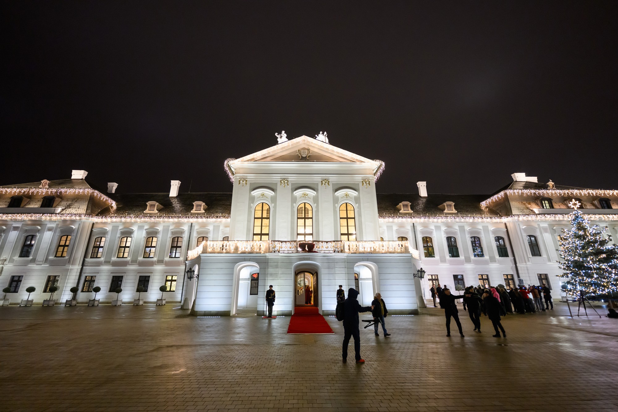 Vianočný strom, ktorý rozsvietil prezident SR Peter Pellegrini na nádvorí Prezidentského paláca v Bratislave. 