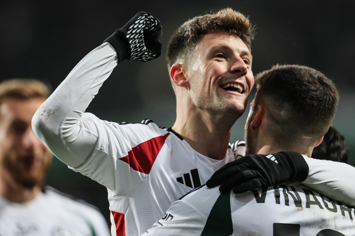 Zawodnik Legii Warszawa Marc Gual cieszy się z gola podczas meczu 16. kolejki piłkarskiej Ekstraklasy z Cracovią