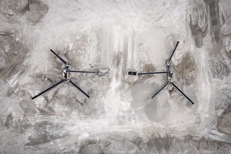 II miejsce w kategorii PRZYRODA (fotoreportaż): Kacper Kowalski, Panos Pictures. Toxic Beauty, czyli ślady cywilizacji odciśnięte w krajobrazie. Trudno dostępne składowiska odpadów po produkcji przemysłowej ujawniają swoje toksyczne piękno z perspektywy lotu ptaka. Na zdjęciu KGHM Polska Miedź SA, Jezioro Żelazny Most, Polkowice. Czerwiec–sierpień 2011