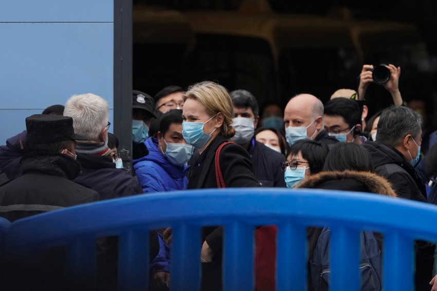 Tim SZO na pijaci u Vuhanu