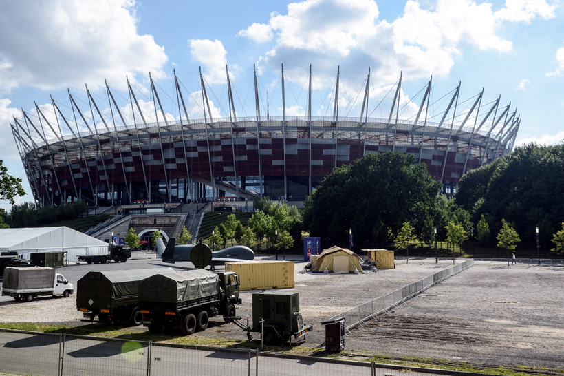 Okolice stadionu PGE Narodowy w Warszawie. Trwają przygotowania do zbliżającego się szczytu NATO