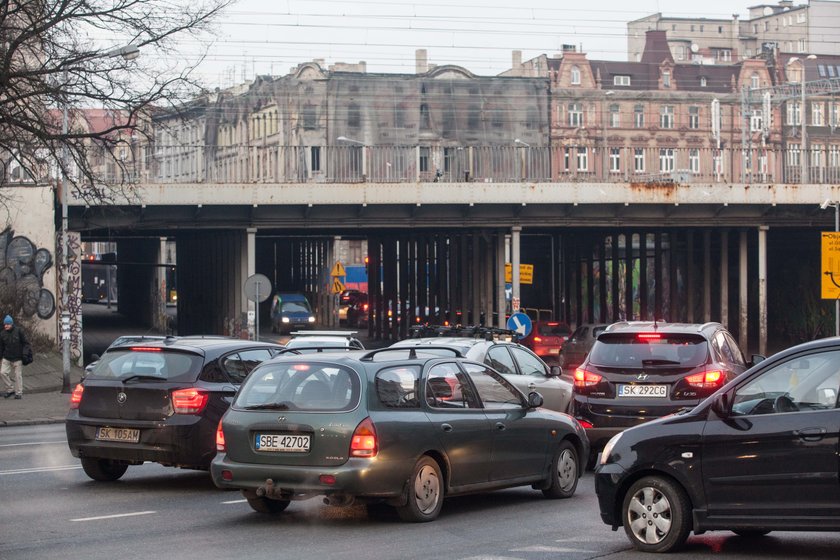 ulica Matejki zamknięta z powodu zagrożenia zawaleniem się kamienicy