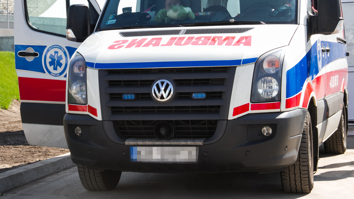 Trzy osoby zginęły w wyniku wypadku, do którego doszło przed godziną 6 w miejscowości Jaworek (opolskie) - informuje TVN24. 50-letni kierowca renault megane uderzył w drzewo. Zginął na miejscu. Śmierć poniosły także dwie pasażerki, które jechały tym samochodem. Kolejne dwie osoby zostały ranne. Służby medyczne przetransportowały je do pobliskich szpitali.