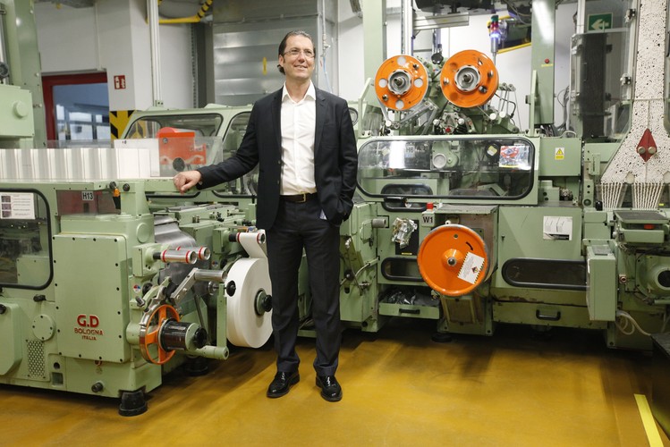 Jak powiedział dyrektor Volkan Oruk, zwiększenie zatrudnienia w Augustowie sprawi, że będzie to jedna z największych fabryk BAT na świecie, gdzie zatrudnionych będzie niemal tysiąc osób. Jest to możliwe - jak dodał - m.in. dzięki wysokiemu poziomowi umiejętności i motywacji polskich pracowników. 
<br>Na zdjęciu: Prezes zarządu, dyrektor fabryki BAT w Augustowie Volkan Oruk w fabryce British American Tobacco Polska S.A <br><br>fot. (ar/cat) PAP/Artur Reszko