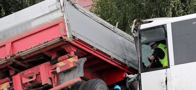 Wypadek autokaru z uczniami pod Nowym Sączem. Jedna osoba nie żyje, 19 rannych w szpitalach