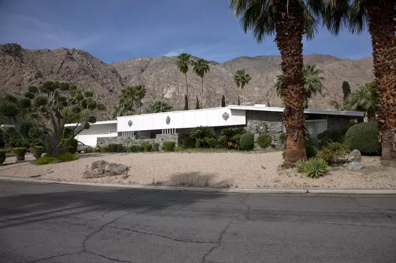Modernistyczny dom z połowy XX wieku w Palm Springs w Kalifornii