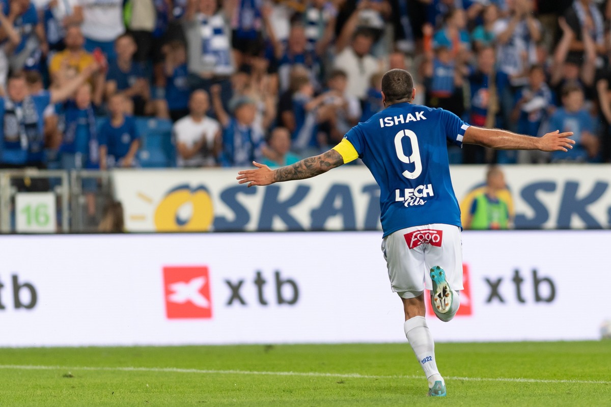 Piłkarz Lecha Poznań Mikael Ishak cieszy się z gola podczas rewanżowego meczu 3. rundy kwalifikacyjnej Ligi Konferencji z Vikingurem Reykjavik