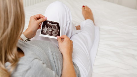 Czym grozi cytomegalia w ciąży? Objawy, leczenie, zarażenie