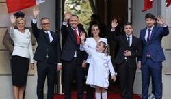 Tak Andrzej Duda witał Kasię Nawrocką. Reakcja dziewczynki bezcenna [WIDEO]