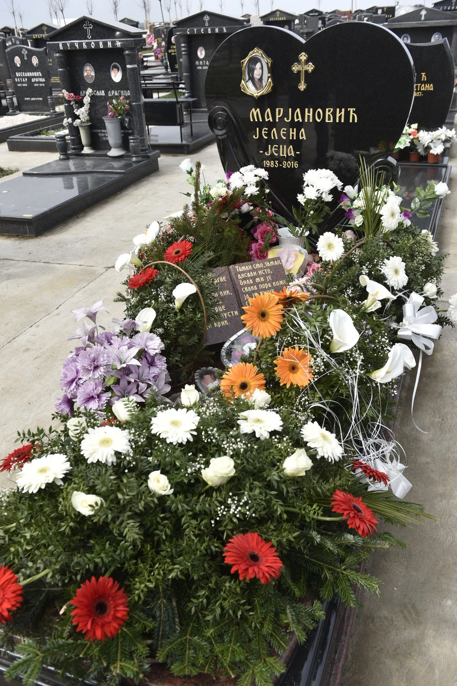 Na Jeleninom grobu ostavljeno je mnogo cveća