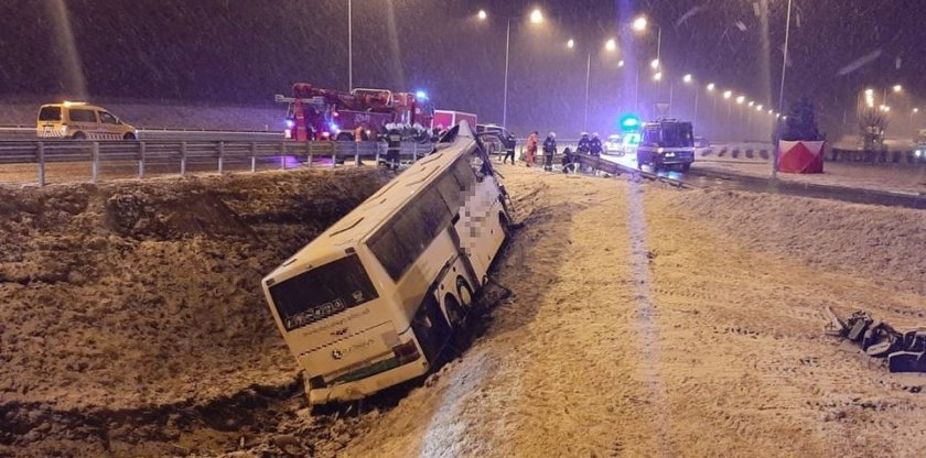 Wypadek autokaru Kaszycach. Jedna osoba nie żyje