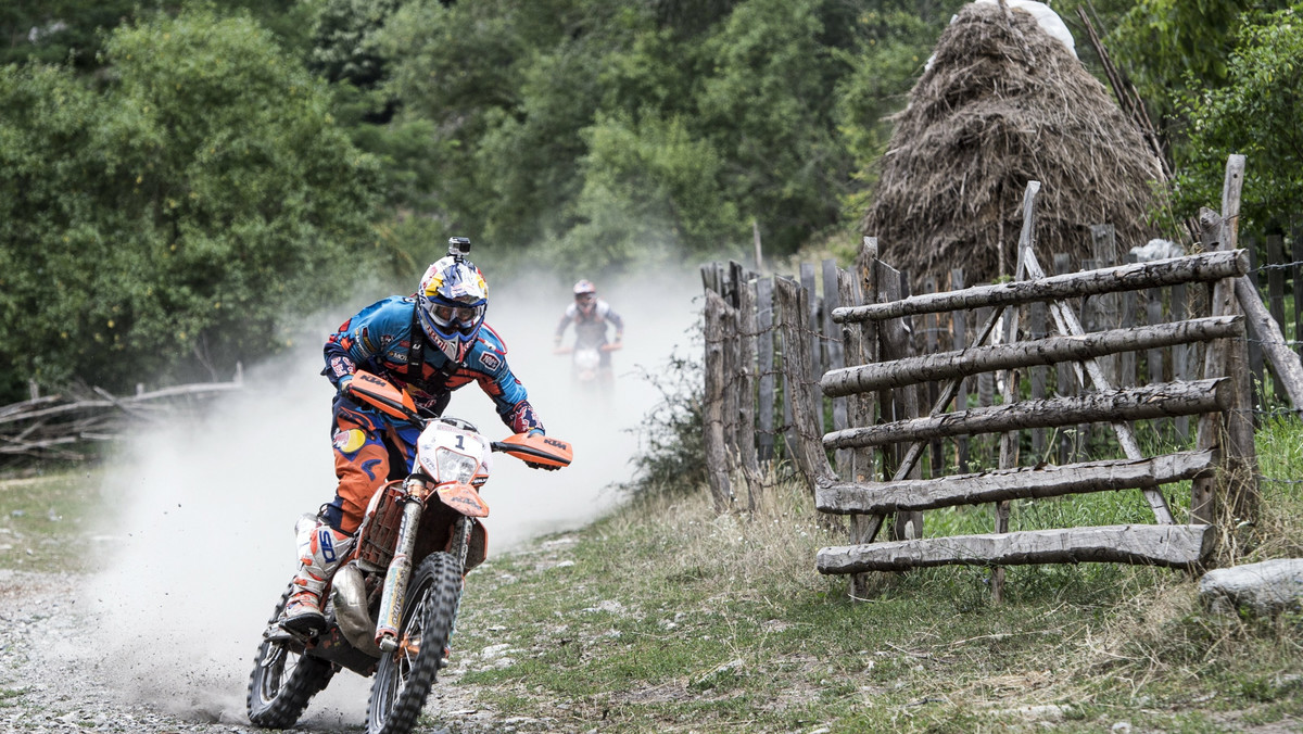 Upłynął dopiero nieco ponad miesiąc od głośnego wyścigu Erzbergrodeo (7 czerwca), tymczasem już od wtorku (14 lipca) czołówka hard enduro zmierzy się w Red Bull Romaniacs. Zawodnicy, rywalizujący w sercu Karpat będą mieli do pokonania około 600 kilometrów. Wśród wymienianych faworytów do zwycięstwa najczęściej pojawia się ubiegłoroczny triumfator - Jonny Walker. Brytyjczyk w świetnym stylu rozegrał wszystkie dotychczasowe zawody cyklu hard enduro. Zawody w Rumunii będą dla niego nie tylko szansą umocnienia swojej pozycji lidera, ale idobrym testem przed polskim Red Bull 111 Megawatt (5-6 września). Walker ponownie wystartuje w Kleszczowie i z pewnością nie będzie chciał zadowolić się drugim miejscem na podium.