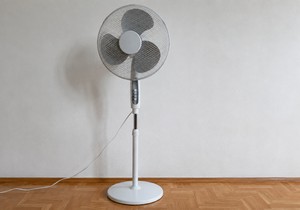 Ventilator će hladiti kao klima ako uz njega stavite ovu stvar iz kuhinje