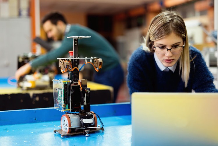 Większość polskich uczelni realizuje projekty, dzięki którym młodzi ludzie już podczas studiów zdobywają umiejętności i doświadczenie oczekiwane przez późniejszych pracodawców. Szkoły wyższe podejmują współpracę z przedsiębiorcami, organizacjami pozarządowymi czy instytucjami publicznymi. Wspólnie opracowują programy kształcenia, dostosowane do realnych potrzeb rynku pracy. Jeżeli zachodzi taka potrzeba, uruchamiają nawet zupełnie nowe kierunki studiów.