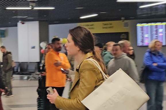 SLAVILA U TAJNOSTI, KRIJE LICE IZA NAOČARA Isplivala paparaco fotka Anice Lazić koja se provodila bez Lazara, evo kome je uputila NAJLEPŠE REČI