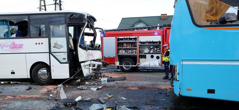 Trzy osoby w stanie ciężkim po zderzeniu dwóch autokarów w Łódzkiem. ZDJĘCIA Z MIEJSCA WYPADKU