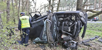 Jechali na majówkę, wbili się w drzewo! Auto koziołkowało