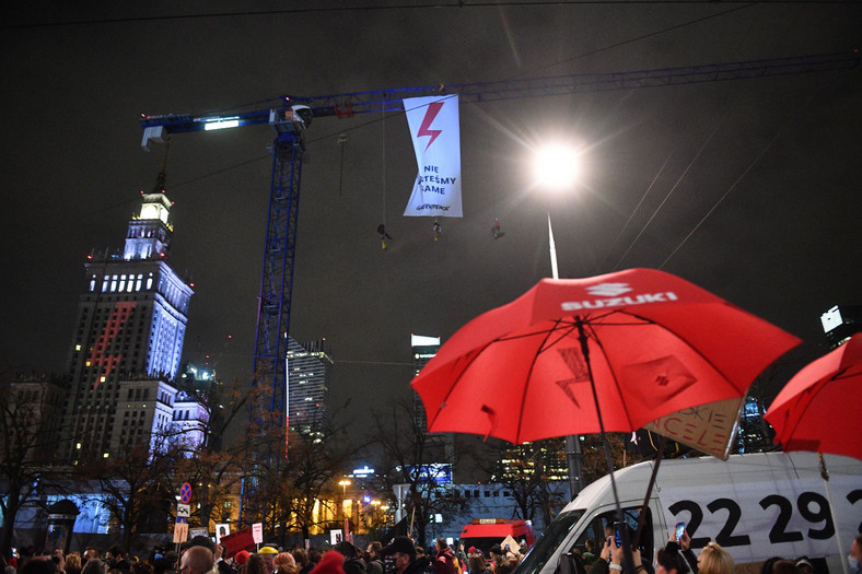 Transparent Greenpeace rozwinięty podczas protestu pod hasłem "Na Warszawę!" na rondzie Dmowskiego w Warszawie.