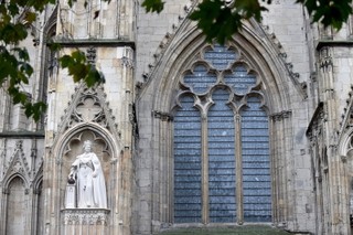 Karol III odsłonił pierwszy pomnik Elżbiety II po jej śmierci