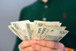 Najwyższy dodatek do emerytury w Polsce od marca 2025 jeszcze wyższy. Seniorzy dostaną ponad 6,5 tys. zł