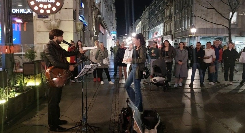 Devojka u prolazu peva sa uličnim pevačem Dušanom Crnobrnjom