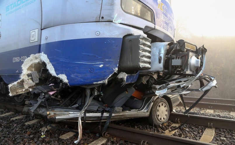 Około godziny 6.45 na strzeżonym przejeździe kolejowym przy ulicy Moryca w Piotrkowie Trybunalskim, wprost pod nadjeżdżający pociąg intercity relacji Łódź- Kraków, wjechał samochód osobowy.