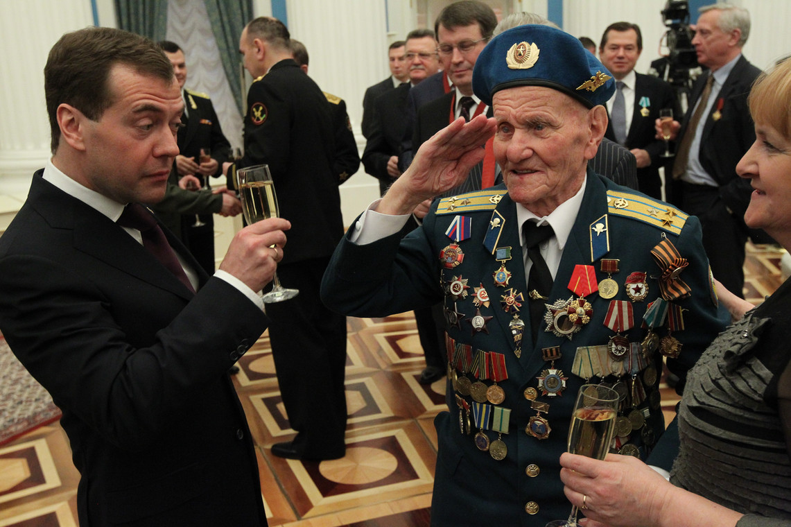 Ówczesny prezydent Rosji Dmitrij Miedwiediew na spotkaniu z weteranami II wojny światowej. Kreml, 2011 r.