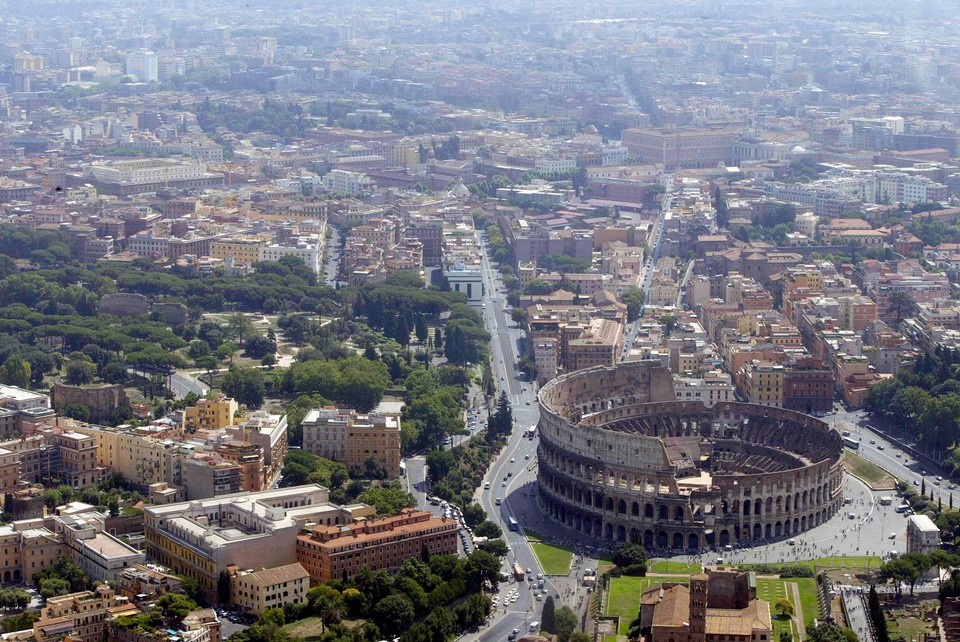 2010-05-12T134149Z_01_ASB503_RTRIDSP_3_ITALY-COLOSSEUM.jpg