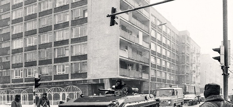 Agonia komunizmu na ARCHIWALNYCH ZDJĘCIACH. Stłamszona szara Warszawa, czołgi, milicja...