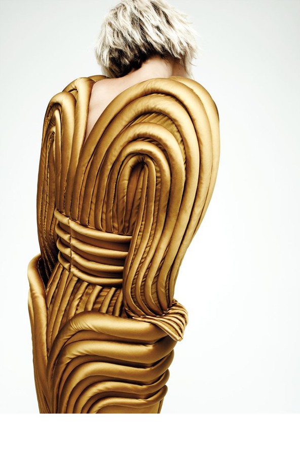 Karlie Kloss báliruhákban és papucsban az Interview magazinban!