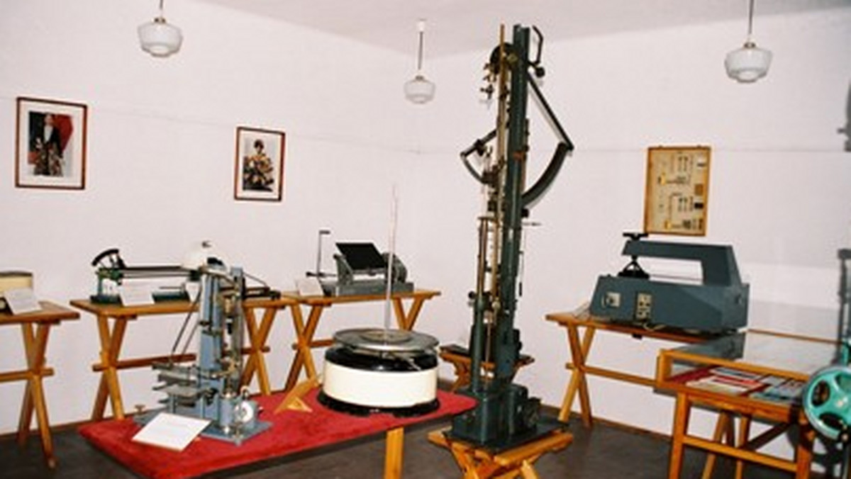 Dawne radia, maszyny i setki innych urządzeń używanych od pierwszej połowy XIX wieku po lata 60. XX wieku pokazano na wystawie "Technika w życiu codziennym", którą od środy można oglądać w Muzeum Historii Przemysłu w Opatówku k. Kalisza.