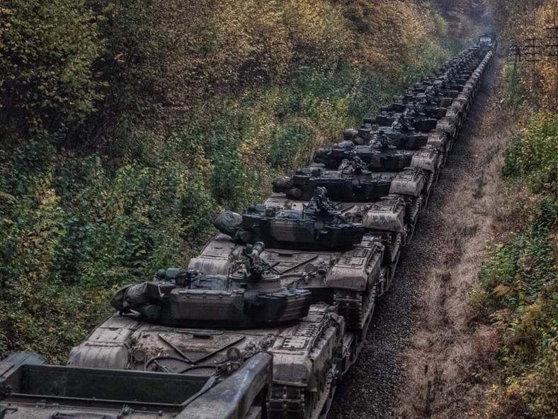 Transport polskich czołgów T-72. Polska przekazała na Ukrainę ponad 300 czołgów.
