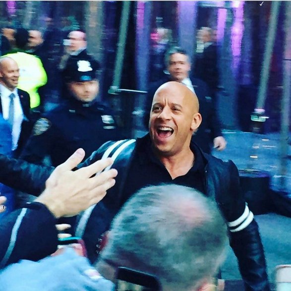 Vin Diesel wita się z fanami na premierze kolejnej części cyklu "Szybcy i wściekli" (2017)