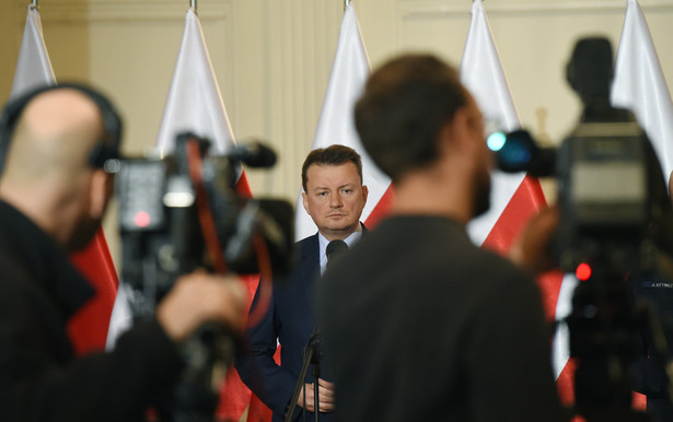 Dziennikarz pyta o transparenty na Marszu Niepodległości. Błaszczak: Z jakiej pan jest redakcji?