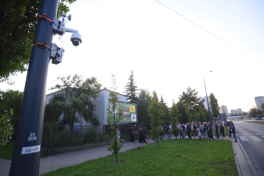 Służby nagrywają protestujących ludzi pod domem Kaczyńskiego. Oto dowód!