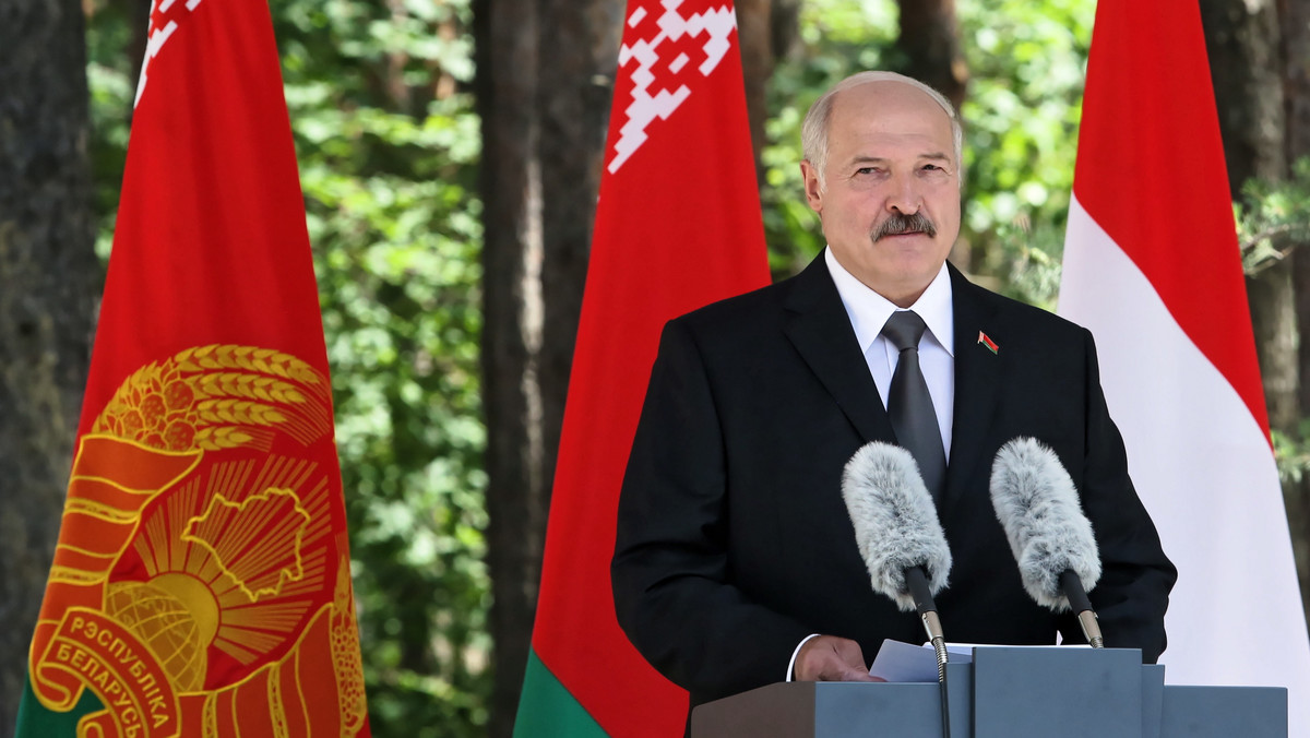 Alaksandr Łukaszenka mianował nowego ambasadora w Polsce - Uładzimira Czuszaua. W czasie wręczania nominacji białoruski prezydent ostrzegał, by "Polska nie prężyła muskułów".