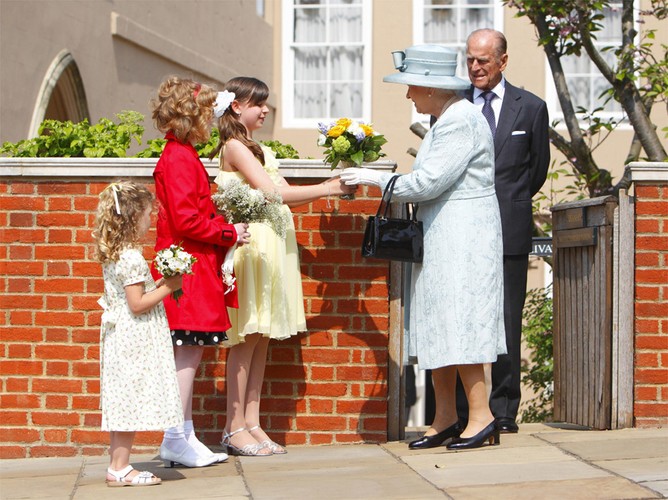 Brytyjska królowa Elżbieta II dostała kwiaty