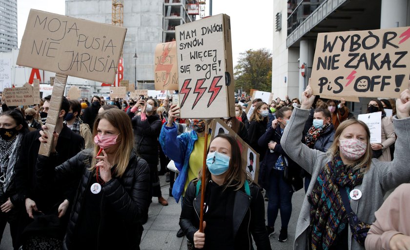 Emocje sięgają zenitu. Masowe protesty po wyroku ws. aborcji kontra apel premiera