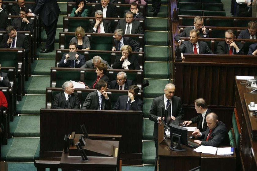 Kaczyński sam się przerobił! Siedzi koło Tuska!