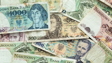 Oto cennik banknotów z PRL-u. Zwróć uwagę na pewien numer