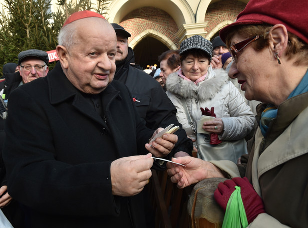 Kardynał Stanisław Dziwisz łamie się opłatkiem z mieszkańcami Krakowa, podczas opłatka prezydenckiego na krakowskim Rynku.