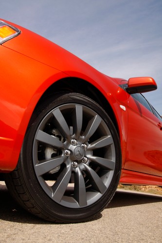 Pewne jest jedno - bez względu na kształt od razu widać, że to samochód z innej bajki - napięta karoseria z chrapami na masce silnika wisi na 18-calowych, grafitowych alufelgach