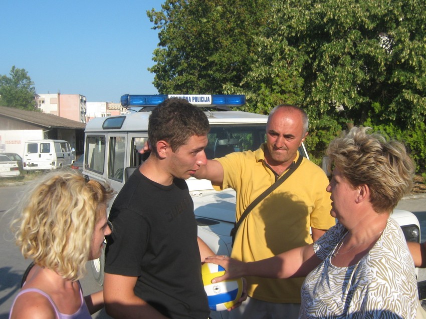 Dušan Kekić sa prijateljima i loptom koja mu je spasila život