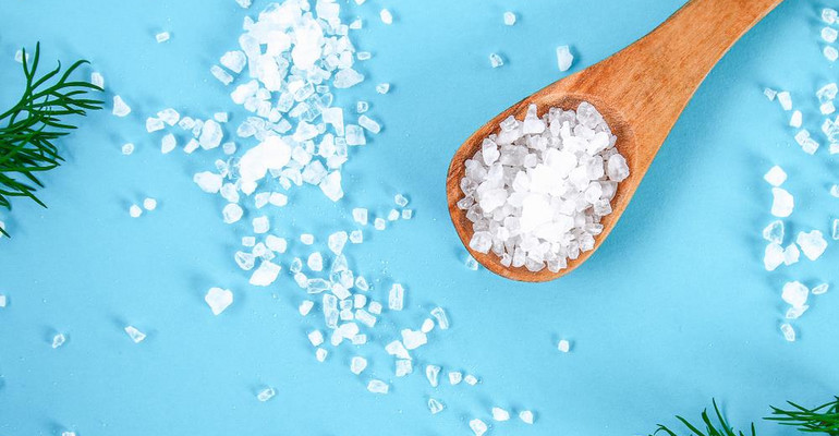 Sól – rodzaje, właściwości, szkodliwość. Czy sól może służyć zdrowiu?